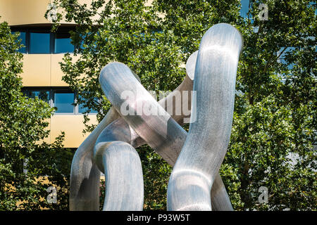 Berlin, Deutschland - Juli 2017: Detail der 'Broken chain' Skulptur am Kurfürstendamm, vom Bildhauer Brigitte und Martin Matschinsky-Denninghoff Matsch Stockfoto