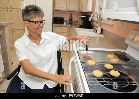 Anders Frau Plätzchen backen zu Hause in ihrer Küche, 2018 Behinderter, © katharine Andriotis Stockfoto