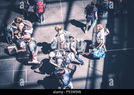 Berlin, Deutschland - Juli 2017: Personen mit Gepäck reisen am Hauptbahnhof (Hbf) in Berlin, Deutschland Stockfoto