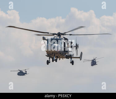 Wildkatze und Merlin Hubschrauber im Rahmen der Commando Angriff an yeovilton Air Tag, RNAS Yeovilton, UK am 7. Juli 2018. Stockfoto