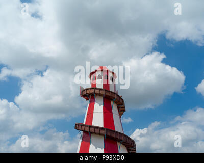 Helter Skelter Kirmes fahren im Sommer. Karneval, Fete, Festival klassische traditionelle retro Ride für chilrdren. Stockfoto