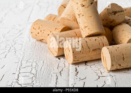 Heap der unverbrauchten, neuen, Braun Natur Weinkorken auf weißem Holzbrett Hintergrund Stockfoto