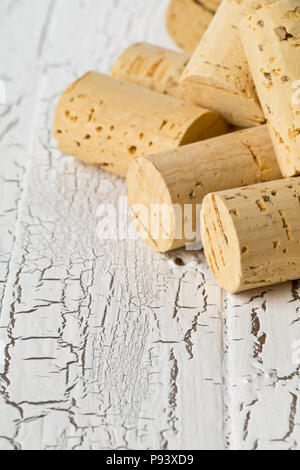 Heap der unverbrauchten, neuen, Braun Natur Weinkorken auf weißem Holzbrett Hintergrund Stockfoto