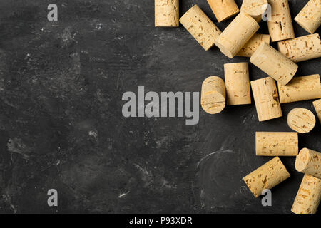 Heap der unverbrauchten, neuen, Braun Natur Weinkorken auf dunklen Holzplatte Hintergrund, flach Draufsicht mit Kopie Raum Stockfoto
