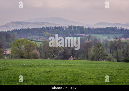 Luftaufnahme der ländlichen Landschaft in der Nähe von Bielsko-Biala Stadt in der Woiwodschaft Schlesien in Polen Stockfoto