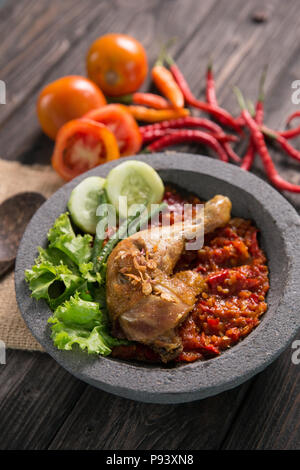 Nahaufnahme der ayam penyet Traditionelle würzige Soße oder Sambal. Fried Chicken Stockfoto