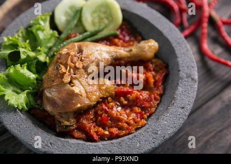 Nahaufnahme der ayam penyet Traditionelle würzige Soße oder Sambal. Fried Chicken Stockfoto