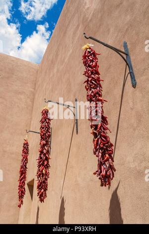 New Mexico, Santa Fe Community Convention Center, Außen, Chile Pepper ristras Stockfoto