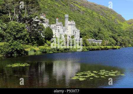 Kylemore Abbey ist ein Benediktinerkloster im Jahre 1920 auf dem Gelände der Kylemore Schloss, in Connemara, County Galway, Irland gegründet. Stockfoto