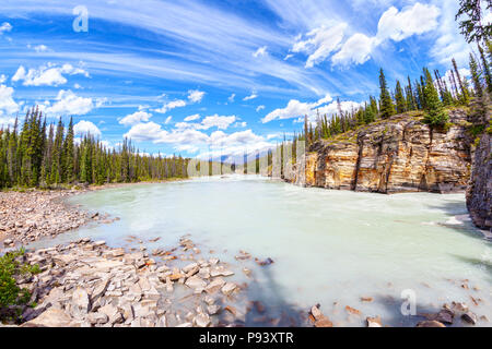 Athabasca River mit atemberaubenden Canyon Wände an Athabasca Falls im Jasper Nationalpark auf dem Icefields Parkway in Alberta, Kanada. Stockfoto