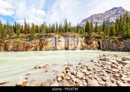 Athabasca River mit atemberaubenden Canyon Wände an Athabasca Falls im Jasper Nationalpark auf dem Icefields Parkway in Alberta, Kanada, mit dem Berg Kerkesli Stockfoto