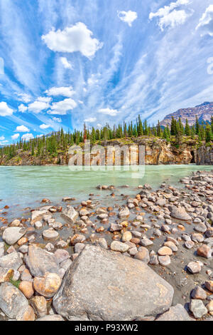 Athabasca River mit atemberaubenden Canyon Wände an Athabasca Falls im Jasper Nationalpark auf dem Icefields Parkway in Alberta, Kanada, mit dem Berg Kerkesli Stockfoto