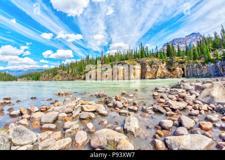 Athabasca River mit atemberaubenden Canyon Wände an Athabasca Falls im Jasper Nationalpark auf dem Icefield Parkway in Alberta, Kanada, mit dem Berg Kerkeslin Stockfoto