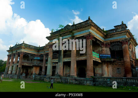 Die zweistöckige Puthia Rajbari, der die wichtigste Struktur in der Gegend im Norden. Dieses Grand Palace wurde von Rani Hemanta Kumari gebaut Stockfoto