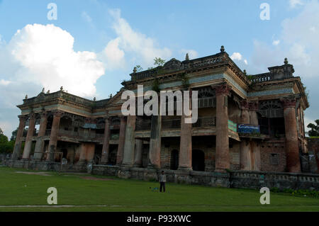 Die zweistöckige Puthia Rajbari, der die wichtigste Struktur in der Gegend im Norden. Dieses Grand Palace wurde von Rani Hemanta Kumari gebaut Stockfoto