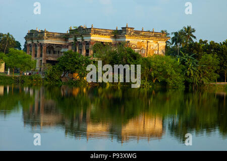 Die zweistöckige Puthia Rajbari, der die wichtigste Struktur in der Gegend im Norden. Dieses Grand Palace wurde von Rani Hemanta Kumari gebaut Stockfoto