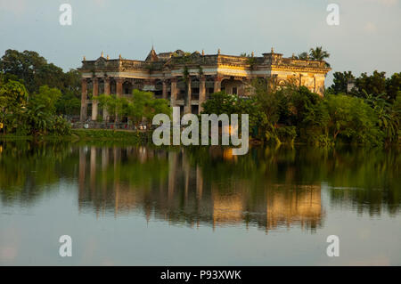 Die zweistöckige Puthia Rajbari, der die wichtigste Struktur in der Gegend im Norden. Dieses Grand Palace wurde von Rani Hemanta Kumari gebaut Stockfoto