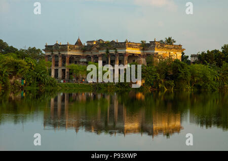 Die zweistöckige Puthia Rajbari, der die wichtigste Struktur in der Gegend im Norden. Dieses Grand Palace wurde von Rani Hemanta Kumari gebaut Stockfoto