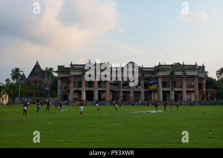 Die zweistöckige Puthia Rajbari, der die wichtigste Struktur in der Gegend im Norden. Dieses Grand Palace wurde von Rani Hemanta Kumari gebaut Stockfoto