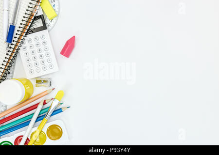Wasserfarben, Stifte, Notebooks und andere stationäre für Schule auf weißem Hintergrund Stockfoto
