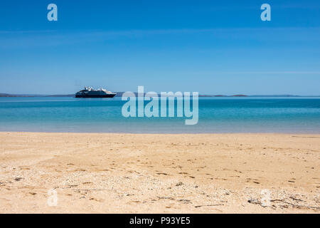 Naturforscher Insel, Hunter River System, Kimberley Küste, Western Australien, mit Expedition Cruise Ship L'Austral im Hintergrund Stockfoto