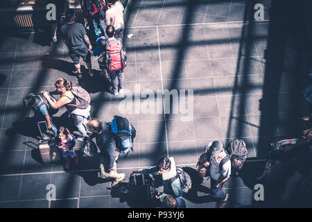 Berlin, Deutschland - Juli 2017: Personen mit Gepäck reisen am Hauptbahnhof (Hbf) in Berlin, Deutschland Stockfoto