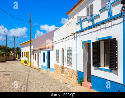 Straße mit typisch portugiesischen weisse Häuser in Sagres, Algarve im Süden von Portugal. Stockfoto