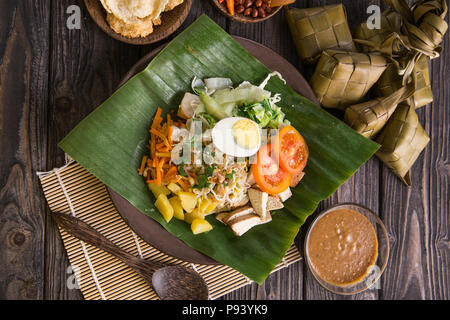 Gado - gado. traditionellen indonesischen Essen. Reis Kuchen, Eier und Gemüse mit Erdnusssoße Stockfoto