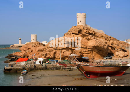 OMAN, Ash Sharqiyah Region, Sur, Turm von Al Ayajh Fort Stockfoto