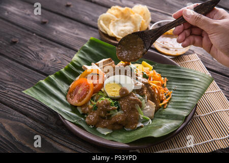 Gado - gado. traditionellen indonesischen Essen. Reis Kuchen, Eier und Gemüse mit Erdnusssoße Stockfoto