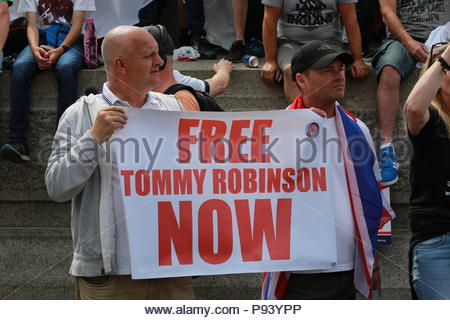 Eine Demonstration in London wurde zur Unterstützung von Tommy Robinson statt. Eine Menge seiner Anhänger marschierte vom Trafalgar Square, die Downing Stockfoto