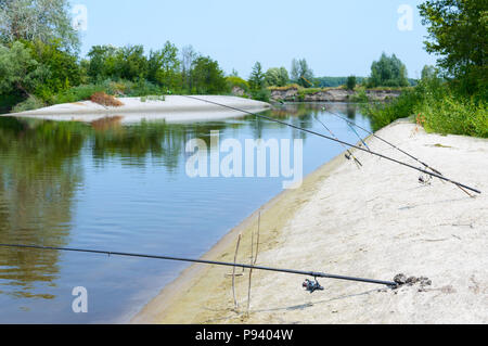 Sommer angeln. Angelruten stand am Ufer. Schönen Sommer Landschaft. Camping. Stockfoto