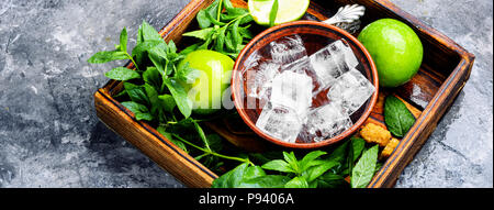 Mojito Zutaten. Limette, Minze und Rohrzucker Stockfoto