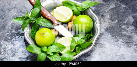 Mojito Zutaten. Limette, Minze und Rohrzucker Stockfoto