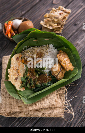 Traditionelle indonesische kulinarischen Essen pecel mit Banana leaf Stockfoto