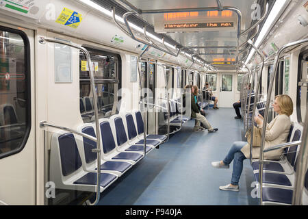 Sankt Petersburg, Russland - Juli 11, 2018: die Menschen in eine neue Hälfte - leere U-Bahn U-Bahn Auto Stockfoto