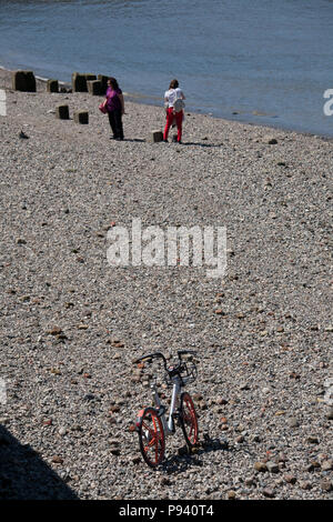 Verworfen gebrochen Mobike Fahrradvermietung, Ausflüge mit dem Fahrrad, auf der Themse Strand London, mit Menschen genießen Sommer Wetter Stockfoto