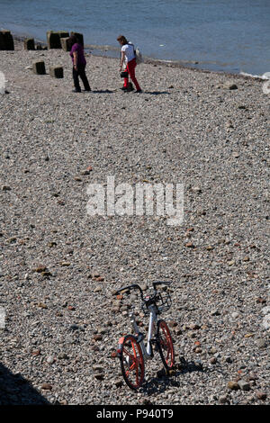 Verworfen gebrochen Mobike Fahrradvermietung, Ausflüge mit dem Fahrrad, auf der Themse Strand London, mit Menschen genießen Sommer Wetter Stockfoto