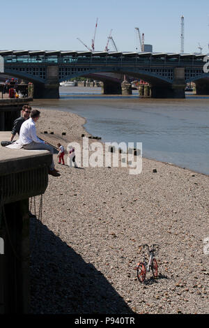 Verworfen gebrochen Mobike Fahrradvermietung, Ausflüge mit dem Fahrrad, auf der Themse Strand London, mit Menschen genießen Sommer Wetter Stockfoto