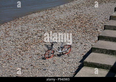 Verworfen gebrochen Mobike Fahrradvermietung, Ausflüge mit dem Fahrrad, auf der Themse Strand London, mit Menschen genießen Sommer Wetter Stockfoto