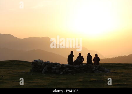 Roopkund Trekking durch die Berge des Himalaja Stockfoto