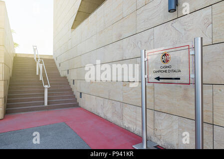 Campione d'Italia, Italien, 18. Mai 2018: Casino Campione d'Italia. Schild am Eingang zu der Struktur. Stadt am Luganer See Stockfoto