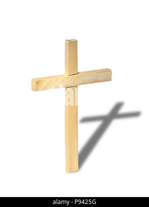 Ein Holzkreuz auf weißem Hintergrund. Mit Freistellungspfad isoliert Stockfoto