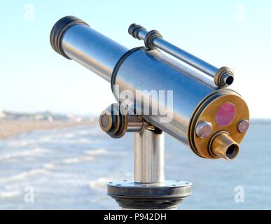 Münzautomaten Teleskop durch das Meer Stockfoto