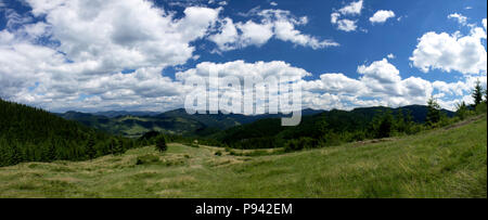 Paniramic Aussicht auf Bergwelt im Sommer unter schönen bewölkten Himmel. Ukraine, Karpaten, Dzembronia Dorf Stockfoto