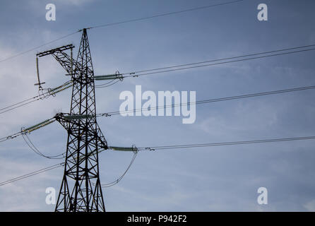 Foto der Kraftübertragung Tower. Hohe Spannung Säule auf und blauer Himmel. Stockfoto