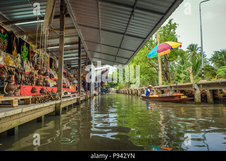 Geschäfte in der berühmten schwimmenden Markt in Thailand Stockfoto