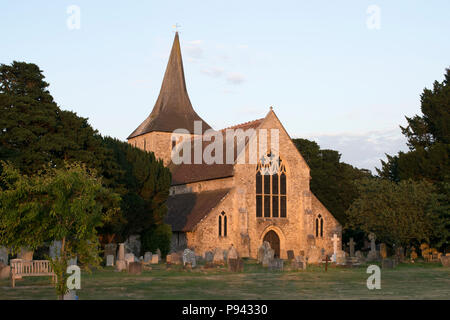 St Mary's Church, Hayling Island bei Sonnenuntergang. Pfarrkirche aus dem 13. Jahrhundert in der Kirche von England in der Pfarrei von Portsmouth in Hampshire Stockfoto