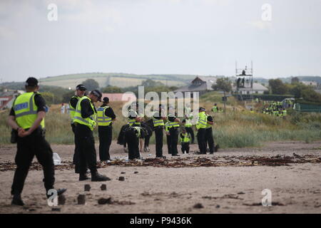 Polizei Spalier der Strand in der Nähe des Trump Turnberry Resort in South Ayrshire, wo US-Präsident Donald Trump und First Lady Melania Trump das Wochenende verbringen. Stockfoto