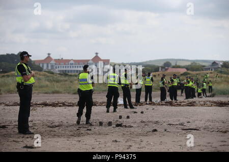 Polizei Spalier der Strand in der Nähe des Trump Turnberry Resort in South Ayrshire, wo US-Präsident Donald Trump und First Lady Melania Trump das Wochenende verbringen. Stockfoto